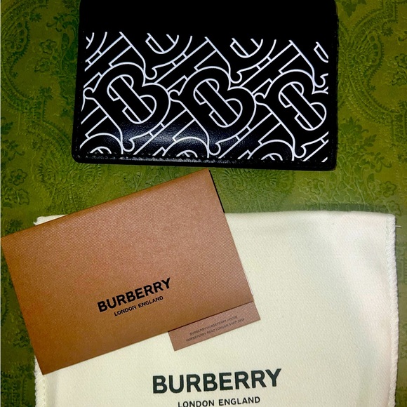 Black and white Burberry card holder. Folds open half way for extra card spots! - Picture 2 of 4
